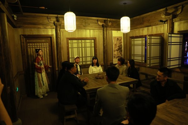 本地配资公司 北京最大的VR院线开幕，798多了一处文化科技新地标